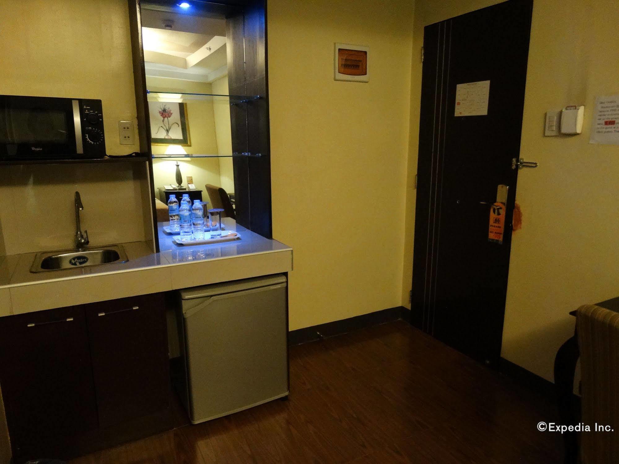 Silver Oaks Suites & Hotel Manila Exterior photo