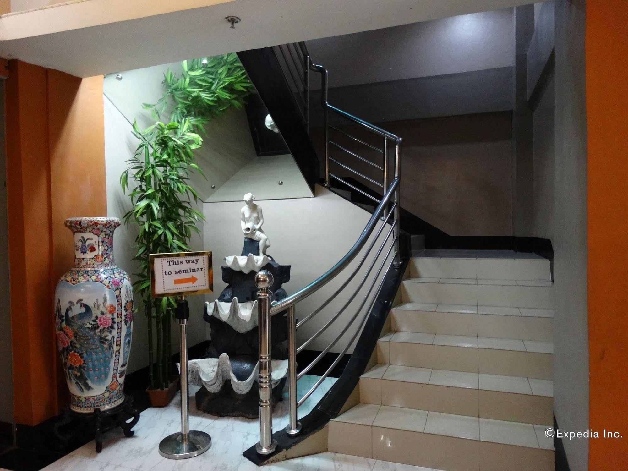 Silver Oaks Suites & Hotel Manila Exterior photo